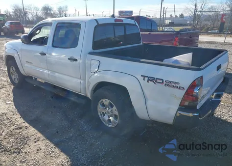 2015 Toyota Tacoma Base V6 z USA, uszkodzony, nr VIN 5TFLU4EN4FX140596